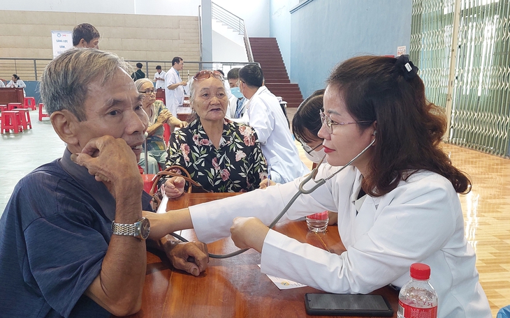Chăm sóc sức khỏe đồng bào vùng sâu, vùng xa luôn là ưu tiên hàng đầu của ngành Y tế- Ảnh 2. Chăm sóc sức khỏe đồng bào vùng sâu, vùng xa luôn là ưu tiên hàng đầu của ngành Y tế- Ảnh 2.