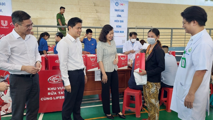 Chăm sóc sức khỏe đồng bào vùng sâu, vùng xa luôn là ưu tiên hàng đầu của ngành Y tế- Ảnh 3. Chăm sóc sức khỏe đồng bào vùng sâu, vùng xa luôn là ưu tiên hàng đầu của ngành Y tế- Ảnh 3.