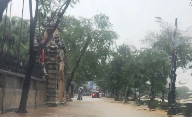 Huế cảnh báo mưa lũ, một số tuyến đường ngập trở lại- Ảnh 4.