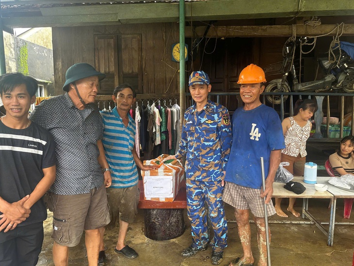 Ấm áp nghĩa tình của hải quân với người dân bị ảnh hưởng bão lũ- Ảnh 7. Ấm áp nghĩa tình của hải quân với người dân bị ảnh hưởng bão lũ- Ảnh 7.