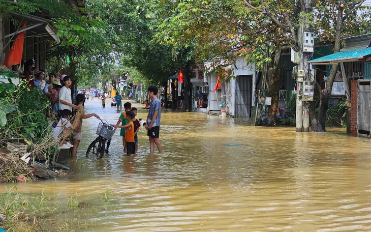 Phường ở Huế bị lũ vây nhiều ngày phản bác thông tin sai lệch trong cứu trợ
