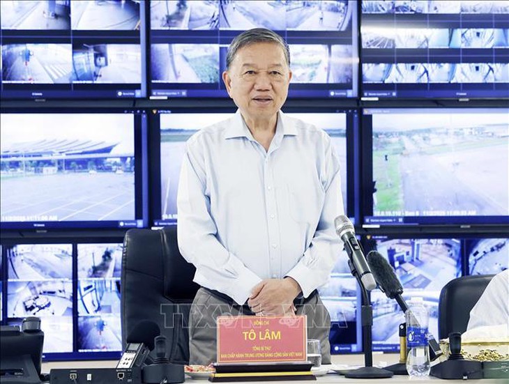 Tổng Bí thư Tô Lâm thăm, tặng quà người dân bị ảnh hưởng do mưa lũ tại Huế- Ảnh 1. Tổng Bí thư Tô Lâm thăm, tặng quà người dân bị ảnh hưởng do mưa lũ tại Huế- Ảnh 1.