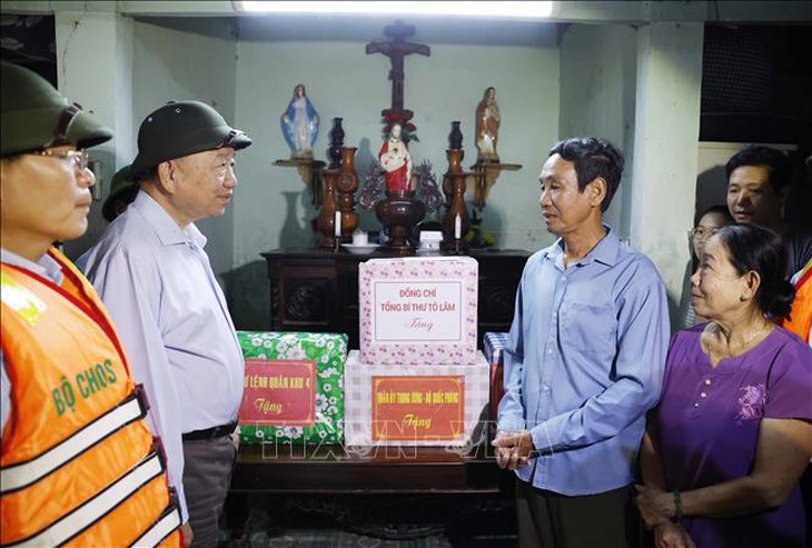 Tổng Bí thư Tô Lâm thăm, tặng quà người dân bị ảnh hưởng do mưa lũ tại Huế- Ảnh 5. Tổng Bí thư Tô Lâm thăm, tặng quà người dân bị ảnh hưởng do mưa lũ tại Huế- Ảnh 5.