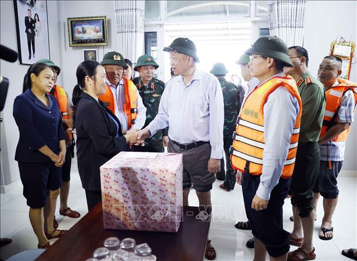 Tổng Bí thư Tô Lâm thăm, tặng quà người dân bị ảnh hưởng do mưa lũ tại Huế- Ảnh 6. Tổng Bí thư Tô Lâm thăm, tặng quà người dân bị ảnh hưởng do mưa lũ tại Huế- Ảnh 6.