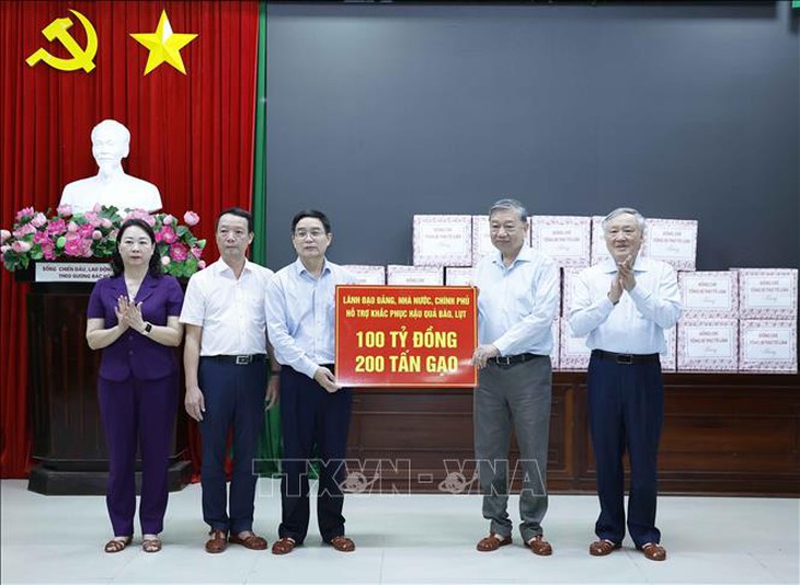 Tổng Bí thư Tô Lâm thăm, tặng quà người dân bị ảnh hưởng do mưa lũ tại Huế- Ảnh 4. Tổng Bí thư Tô Lâm thăm, tặng quà người dân bị ảnh hưởng do mưa lũ tại Huế- Ảnh 4.