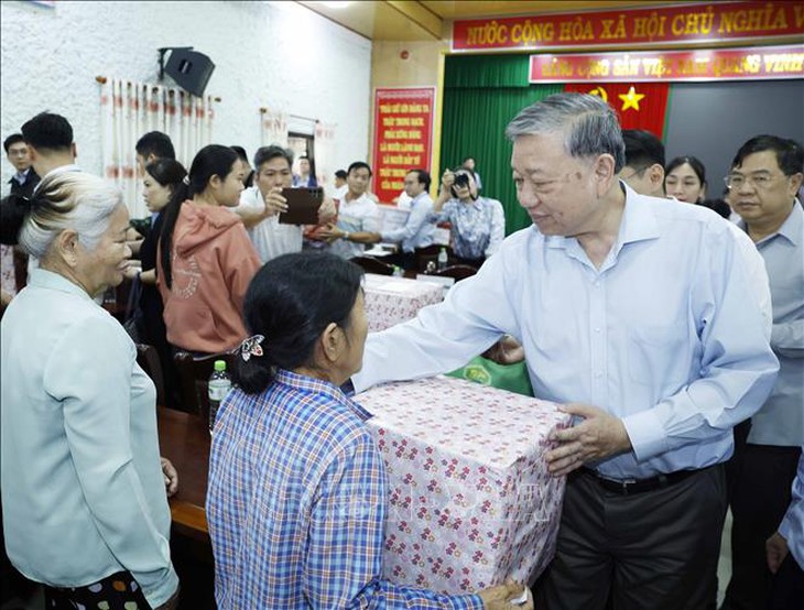 Tổng Bí thư Tô Lâm thăm, tặng quà người dân bị ảnh hưởng do mưa lũ tại Huế- Ảnh 3. Tổng Bí thư Tô Lâm thăm, tặng quà người dân bị ảnh hưởng do mưa lũ tại Huế- Ảnh 3.