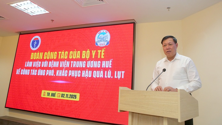 Nhân viên y tế trực nhiều ngày liên tiếp trong điều kiện mưa lũ để duy trì công tác cấp cứu, điều trị cho người dân- Ảnh 1. Nhân viên y tế trực nhiều ngày liên tiếp trong điều kiện mưa lũ để duy trì công tác cấp cứu, điều trị cho người dân- Ảnh 1.