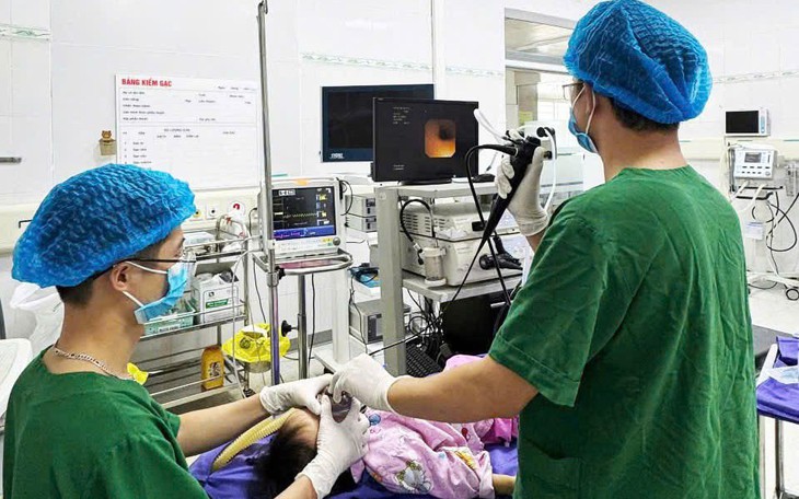 Bé trai nuốt 4 viên đinh nam châm đầu nhọn nguy hiểm
- Ảnh 3.