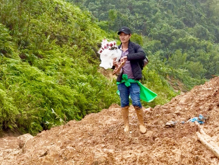 Xúc động thầy giáo lội bùn, vượt sạt lở vẫn giữ chặt bó hoa để tặng đồng nghiệp- Ảnh 9.