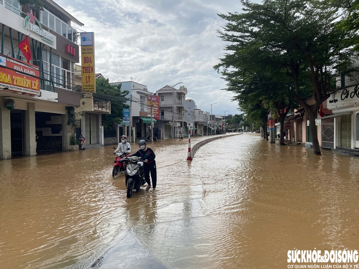 Cát phủ dày trên đường ven biển Mũi Dinh - Cà Ná sau mưa lớn kéo dài- Ảnh 6. Cát phủ dày trên đường ven biển Mũi Dinh - Cà Ná sau mưa lớn kéo dài- Ảnh 6.