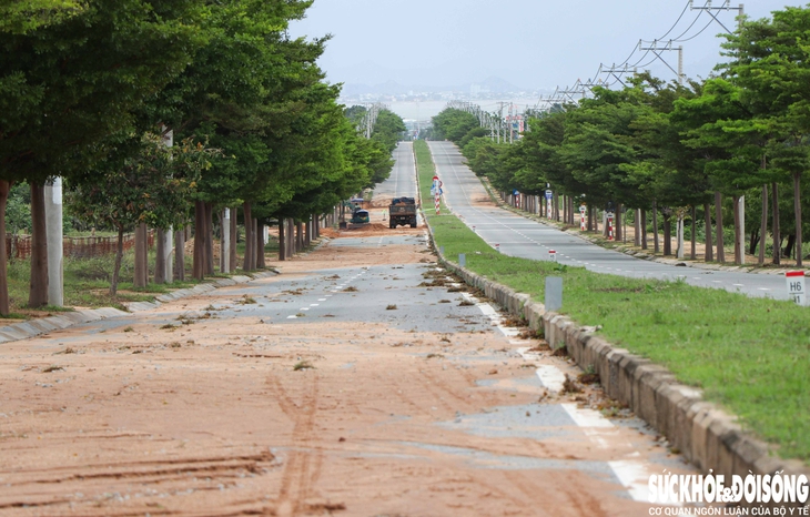 Cát phủ dày trên đường ven biển Mũi Dinh - Cà Ná sau mưa lớn kéo dài- Ảnh 5. Cát phủ dày trên đường ven biển Mũi Dinh - Cà Ná sau mưa lớn kéo dài- Ảnh 5.