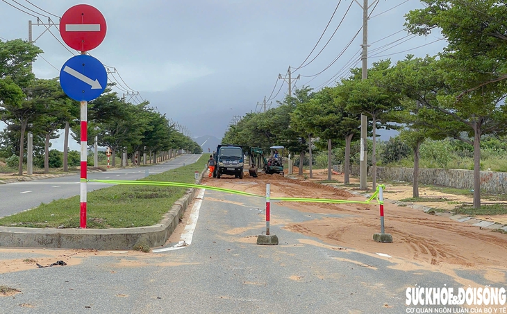 Cát phủ dày trên đường ven biển Mũi Dinh - Cà Ná sau mưa lớn kéo dài- Ảnh 4. Cát phủ dày trên đường ven biển Mũi Dinh - Cà Ná sau mưa lớn kéo dài- Ảnh 4.