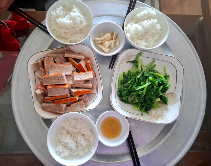 Mâm cơm lèo tèo rau xanh vì giá đắt đỏ- Ảnh 1.