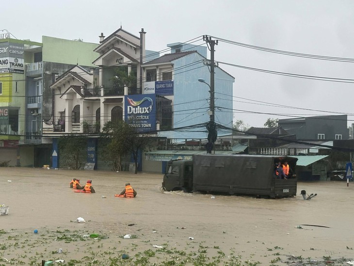 Mưa đặc biệt lớn gây lũ lịch sử tại Tây Nguyên và Nam Trung Bộ, nhiều hồ chứa xả lũ, 21 người chết và mất tích- Ảnh 2. Mưa đặc biệt lớn gây lũ lịch sử tại Tây Nguyên và Nam Trung Bộ, nhiều hồ chứa xả lũ, 21 người chết và mất tích- Ảnh 2.