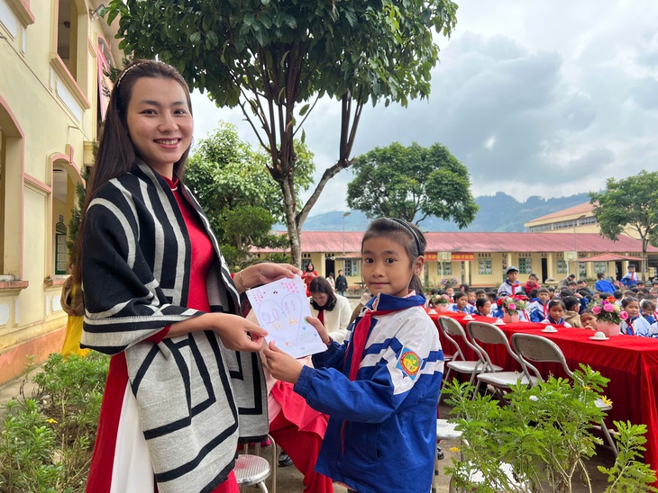 Phụ huynh, học sinh vùng cao mang ngô tặng cô giáo để tri ân ngày 20/11- Ảnh 3. Phụ huynh, học sinh vùng cao mang ngô tặng cô giáo để tri ân ngày 20/11- Ảnh 3.