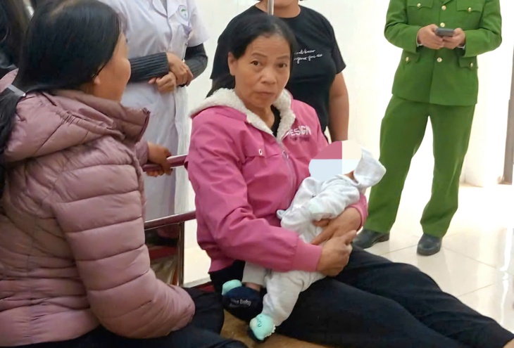 Bé gái hơn 1 tháng tuổi bị bỏ lại trong giỏ quần áo cạnh bụi chuối ở Lào Cai- Ảnh 1.