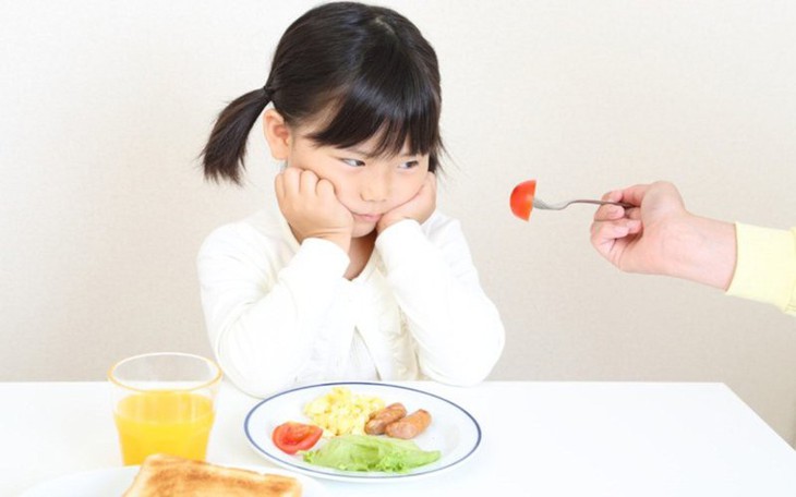 Trẻ lười ăn rau quả, có nên cho uống bổ sung vitamin tổng hợp không?