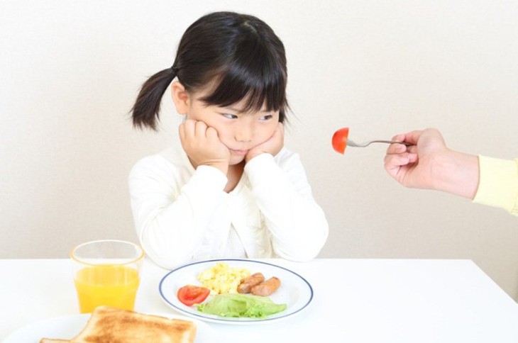 Trẻ lười ăn rau quả, có nên cho uống bổ sung vitamin tổng hợp không?- Ảnh 1. Trẻ lười ăn rau quả, có nên cho uống bổ sung vitamin tổng hợp không?- Ảnh 1.
