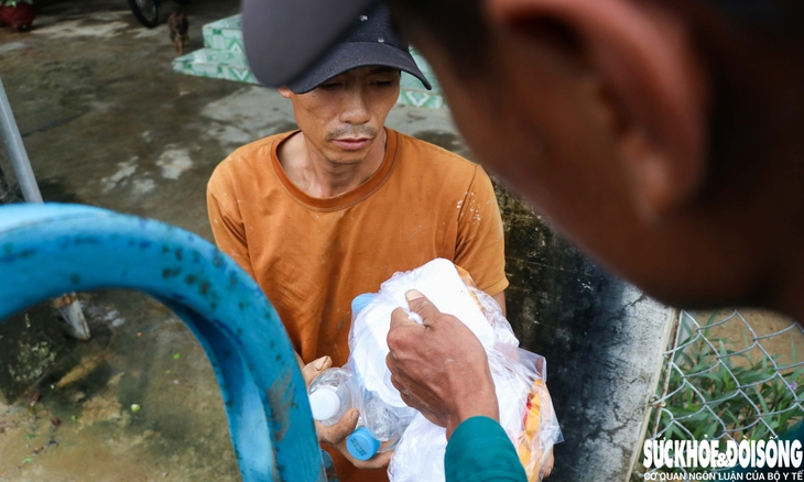 Trao tận tay hàng ngàn suất ăn, chai nước đến bà con bị chia cắt vì lũ- Ảnh 3.