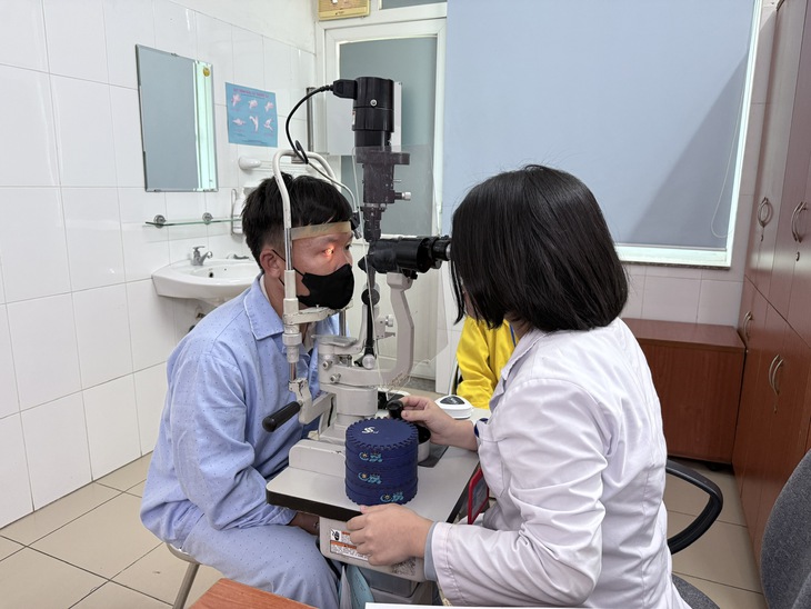 Chuyên gia cảnh báo, nhiều người biến chứng nặng nề do chủ quan sau chấn thương mắt- Ảnh 1. Chuyên gia cảnh báo, nhiều người biến chứng nặng nề do chủ quan sau chấn thương mắt- Ảnh 1.