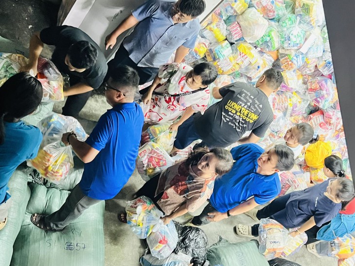 TP Hồ Chí Minh vận chuyển gấp 15 tấn nhu yếu phẩm đến Khánh Hòa trong đêm 21/11- Ảnh 6. TP Hồ Chí Minh vận chuyển gấp 15 tấn nhu yếu phẩm đến Khánh Hòa trong đêm 21/11- Ảnh 6.