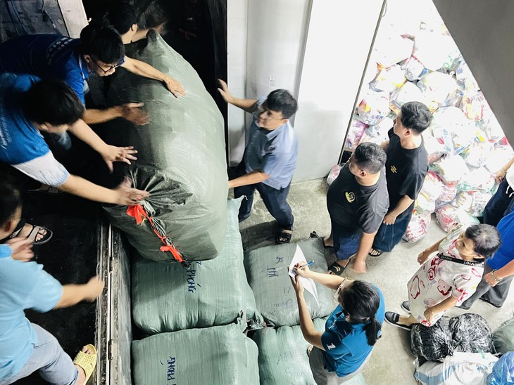 TP Hồ Chí Minh vận chuyển gấp 15 tấn nhu yếu phẩm đến Khánh Hòa trong đêm 21/11- Ảnh 7. TP Hồ Chí Minh vận chuyển gấp 15 tấn nhu yếu phẩm đến Khánh Hòa trong đêm 21/11- Ảnh 7.