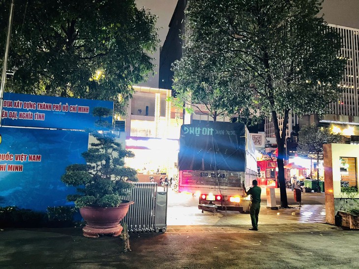 TP Hồ Chí Minh vận chuyển gấp 15 tấn nhu yếu phẩm đến Khánh Hòa trong đêm 21/11- Ảnh 9. TP Hồ Chí Minh vận chuyển gấp 15 tấn nhu yếu phẩm đến Khánh Hòa trong đêm 21/11- Ảnh 9.