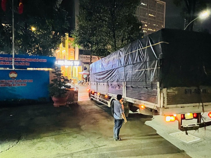 TP Hồ Chí Minh vận chuyển gấp 15 tấn nhu yếu phẩm đến Khánh Hòa trong đêm 21/11- Ảnh 8. TP Hồ Chí Minh vận chuyển gấp 15 tấn nhu yếu phẩm đến Khánh Hòa trong đêm 21/11- Ảnh 8.