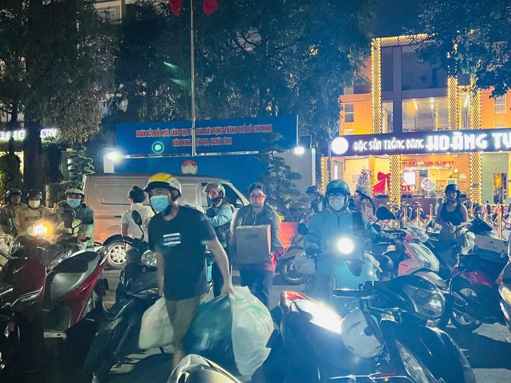 TP Hồ Chí Minh vận chuyển gấp 15 tấn nhu yếu phẩm đến Khánh Hòa trong đêm 21/11- Ảnh 5. TP Hồ Chí Minh vận chuyển gấp 15 tấn nhu yếu phẩm đến Khánh Hòa trong đêm 21/11- Ảnh 5.