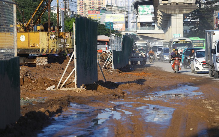 Hà Nội: Quốc lộ 6 biến thành "ao bùn, sương bụi", người dân bất lực chịu trận