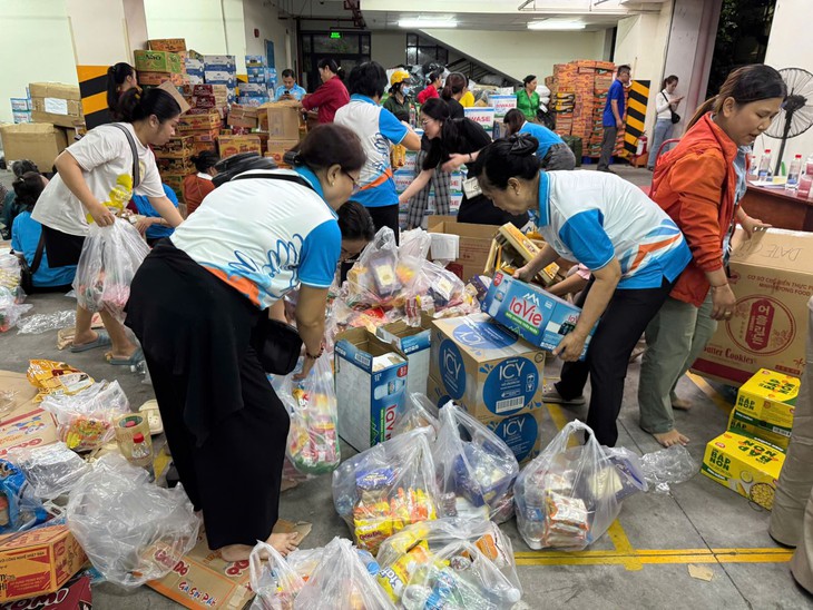 TP Hồ Chí Minh vận chuyển gấp 15 tấn nhu yếu phẩm đến Khánh Hòa trong đêm 21/11- Ảnh 4. TP Hồ Chí Minh vận chuyển gấp 15 tấn nhu yếu phẩm đến Khánh Hòa trong đêm 21/11- Ảnh 4.