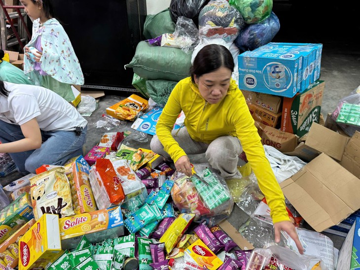TP Hồ Chí Minh vận chuyển gấp 15 tấn nhu yếu phẩm đến Khánh Hòa trong đêm 21/11- Ảnh 1. TP Hồ Chí Minh vận chuyển gấp 15 tấn nhu yếu phẩm đến Khánh Hòa trong đêm 21/11- Ảnh 1.