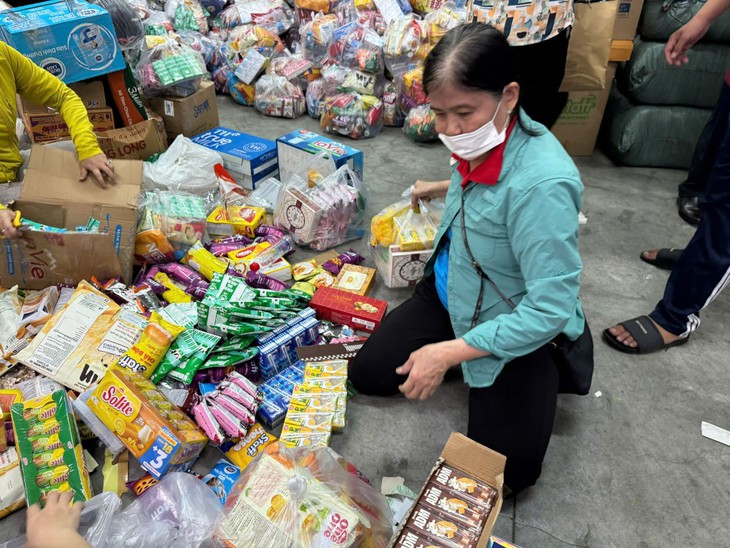 TP Hồ Chí Minh vận chuyển gấp 15 tấn nhu yếu phẩm đến Khánh Hòa trong đêm 21/11- Ảnh 2. TP Hồ Chí Minh vận chuyển gấp 15 tấn nhu yếu phẩm đến Khánh Hòa trong đêm 21/11- Ảnh 2.