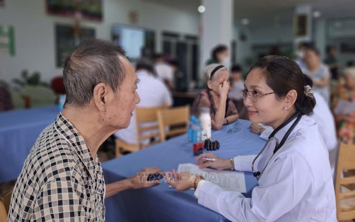 Rà soát lập danh sách người cao tuổi nhận hỗ trợ 100% mức đóng Bảo hiểm y tế- Ảnh 1. Rà soát lập danh sách người cao tuổi nhận hỗ trợ 100% mức đóng Bảo hiểm y tế- Ảnh 1.