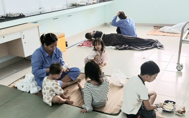 Cán bộ, chiến sĩ Nhà máy Z753 vào nơi ngập sâu cứu giúp người dân- Ảnh 6.