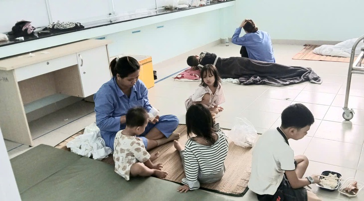Người dân vùng ngập sâu ở Nha Trang chạy vào bệnh viện tránh lũ- Ảnh 1. Người dân vùng ngập sâu ở Nha Trang chạy vào bệnh viện tránh lũ- Ảnh 1.