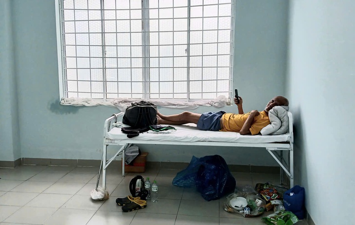 Người dân vùng ngập sâu ở Nha Trang chạy vào bệnh viện tránh lũ- Ảnh 2. Người dân vùng ngập sâu ở Nha Trang chạy vào bệnh viện tránh lũ- Ảnh 2.