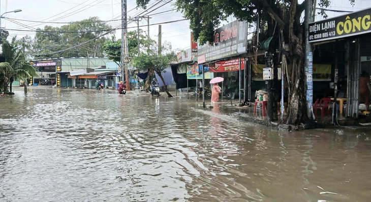 Người dân vùng ngập sâu ở Nha Trang chạy vào bệnh viện tránh lũ- Ảnh 4. Người dân vùng ngập sâu ở Nha Trang chạy vào bệnh viện tránh lũ- Ảnh 4.