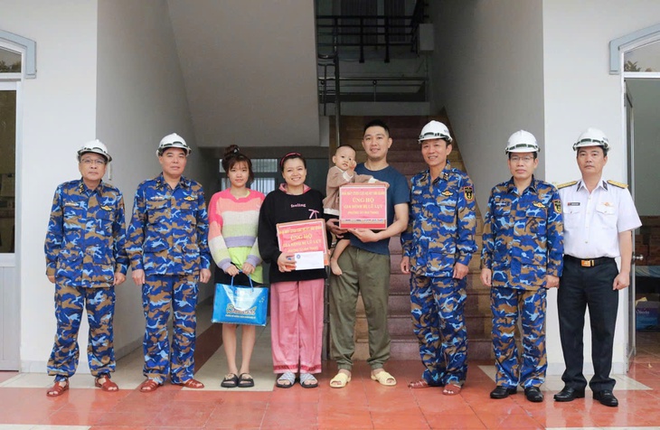 Cán bộ, chiến sĩ Nhà máy Z753 vào nơi ngập sâu cứu giúp người dân- Ảnh 5.