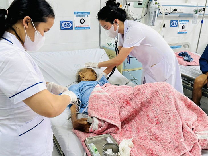 Y bác sĩ túc trực điều trị tốt nhất cho người dân bị ảnh hưởng mưa lũ- Ảnh 5.