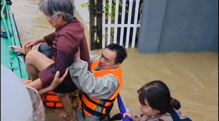Hải quân dùng xuồng cao tốc cứu người dân bị ngập sâu ở Khánh Hòa và Đắk Lắk- Ảnh 1. Hải quân dùng xuồng cao tốc cứu người dân bị ngập sâu ở Khánh Hòa và Đắk Lắk- Ảnh 1.