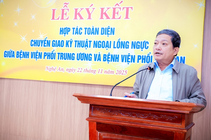 Tiến sĩ, Bác sĩ cao cấp Đinh Văn Lượng - Giám đốc Bệnh viện Phổi Trung ương, Trưởng ban điều hành Chương trình Chống lao quốc gia phát biểu tại buổi lễ.