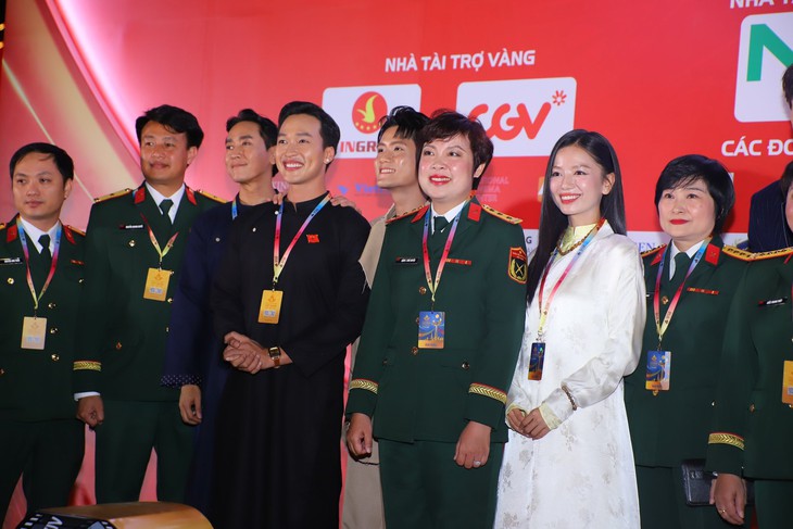 Vợ chồng Lý Hải và dàn sao 'Mưa đỏ' gây chú ý thảm đỏ Liên hoan phim Việt Nam- Ảnh 3. Vợ chồng Lý Hải và dàn sao 'Mưa đỏ' gây chú ý thảm đỏ Liên hoan phim Việt Nam- Ảnh 3.