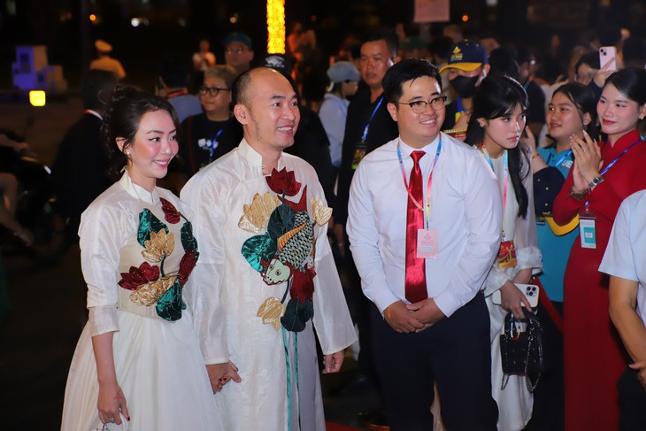 Vợ chồng Lý Hải và dàn sao 'Mưa đỏ' gây chú ý thảm đỏ Liên hoan phim Việt Nam- Ảnh 6. Vợ chồng Lý Hải và dàn sao 'Mưa đỏ' gây chú ý thảm đỏ Liên hoan phim Việt Nam- Ảnh 6.