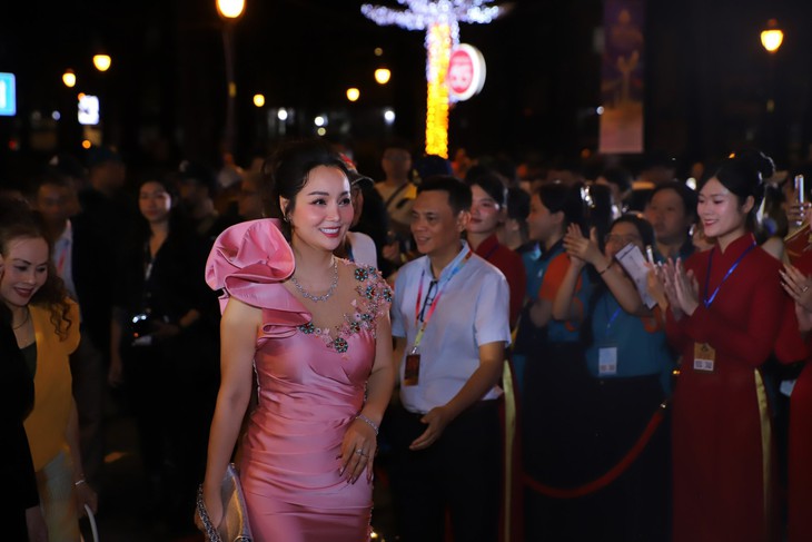 Vợ chồng Lý Hải và dàn sao 'Mưa đỏ' gây chú ý thảm đỏ Liên hoan phim Việt Nam- Ảnh 10. Vợ chồng Lý Hải và dàn sao 'Mưa đỏ' gây chú ý thảm đỏ Liên hoan phim Việt Nam- Ảnh 10.