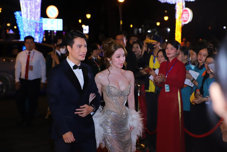 Vợ chồng Lý Hải và dàn sao 'Mưa đỏ' gây chú ý thảm đỏ Liên hoan phim Việt Nam- Ảnh 8. Vợ chồng Lý Hải và dàn sao 'Mưa đỏ' gây chú ý thảm đỏ Liên hoan phim Việt Nam- Ảnh 8.