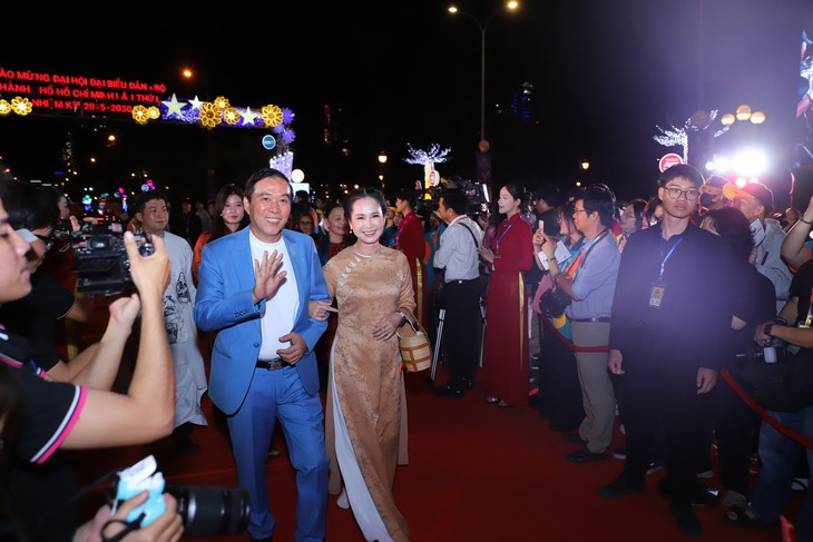 Vợ chồng Lý Hải và dàn sao 'Mưa đỏ' gây chú ý thảm đỏ Liên hoan phim Việt Nam- Ảnh 5. Vợ chồng Lý Hải và dàn sao 'Mưa đỏ' gây chú ý thảm đỏ Liên hoan phim Việt Nam- Ảnh 5.