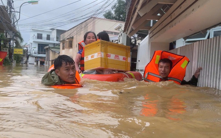 Nước lũ dâng hơn 2 mét, chia cắt Quốc lộ 1 và cuốn trôi tàu thuyền ở Lâm Đồng- Ảnh 2.
