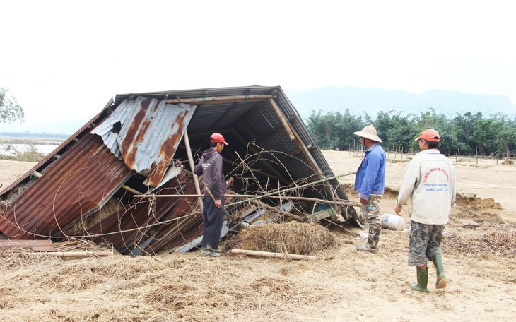 Sông Vu Gia tan tác sau lũ, nơi sạt lở nuốt đất, nơi cát bồi kín ruộng