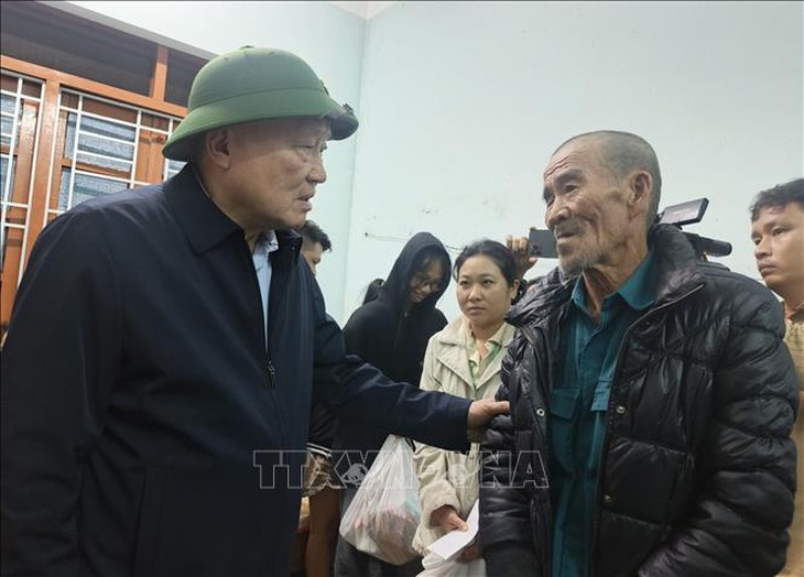 Phó Thủ tướng Thường trực Nguyễn Hòa Bình thăm, tặng quà nhân dân vùng lũ Đắk Lắk